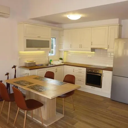 En-Ikia: Spacious And Comfortable 2 Bedroom Apartment *